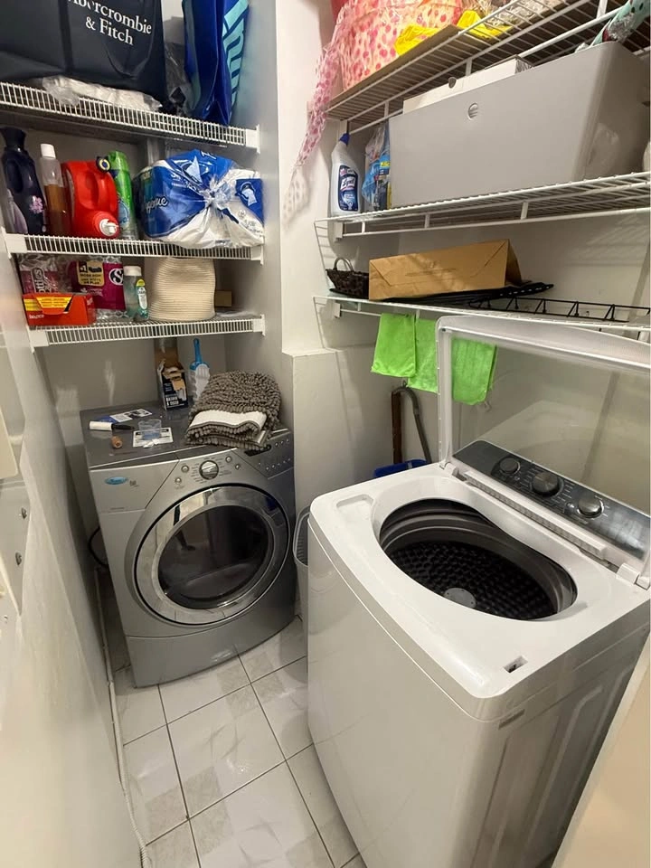 3 Beds 1 Bath - Apartment - photo 2