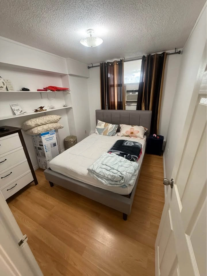 3 Beds 1 Bath - Apartment - photo 3