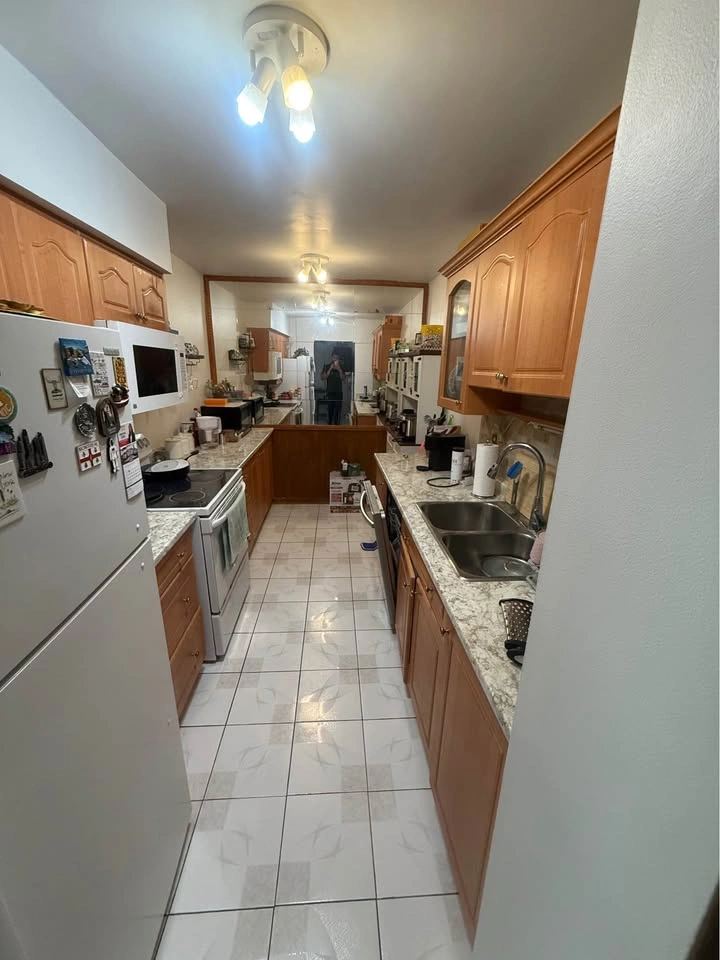3 Beds 1 Bath - Apartment - photo 4
