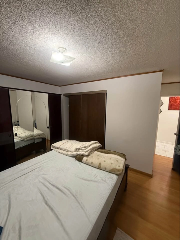 3 Beds 1 Bath - Apartment - photo 5