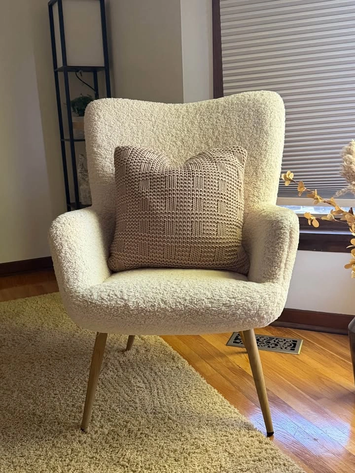 Cream Bouclé Accent Chair – Excellent Condition - photo 2