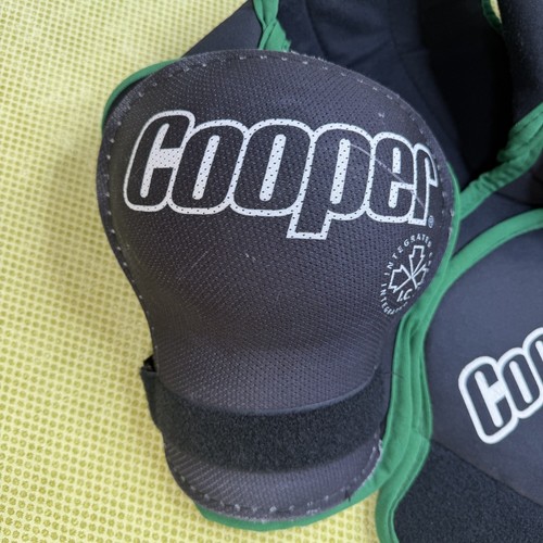 Cooper 2000 M Hockey Shoulder Pads Chest Protector - photo 3