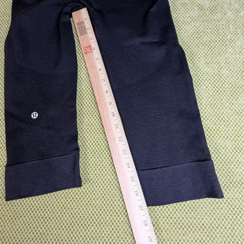 Lululemon Women's Size 6 Black Seamless High Rise Crop Leggings - photo 3