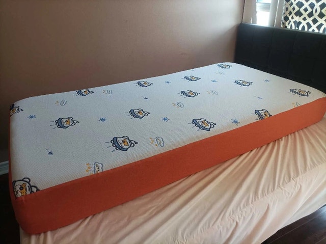 Molblly 8 inch Gel Memory Foam Mattress – Excellent Condition - photo 2