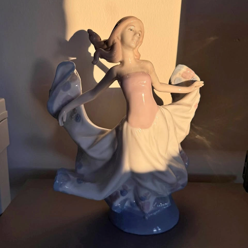 Elegant Porcelain Style Dancer Figurine – Pastel Ceramic Balleri
