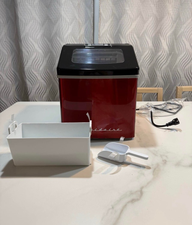 Frigidaire 40lbs Compact Clear Square Ice Maker - photo 2