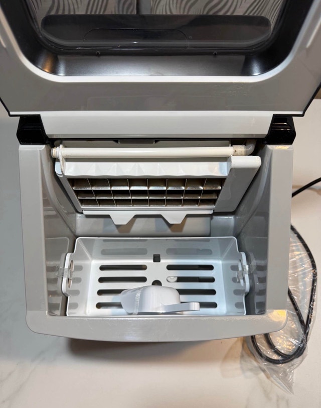 Frigidaire 40lbs Compact Clear Square Ice Maker - photo 3
