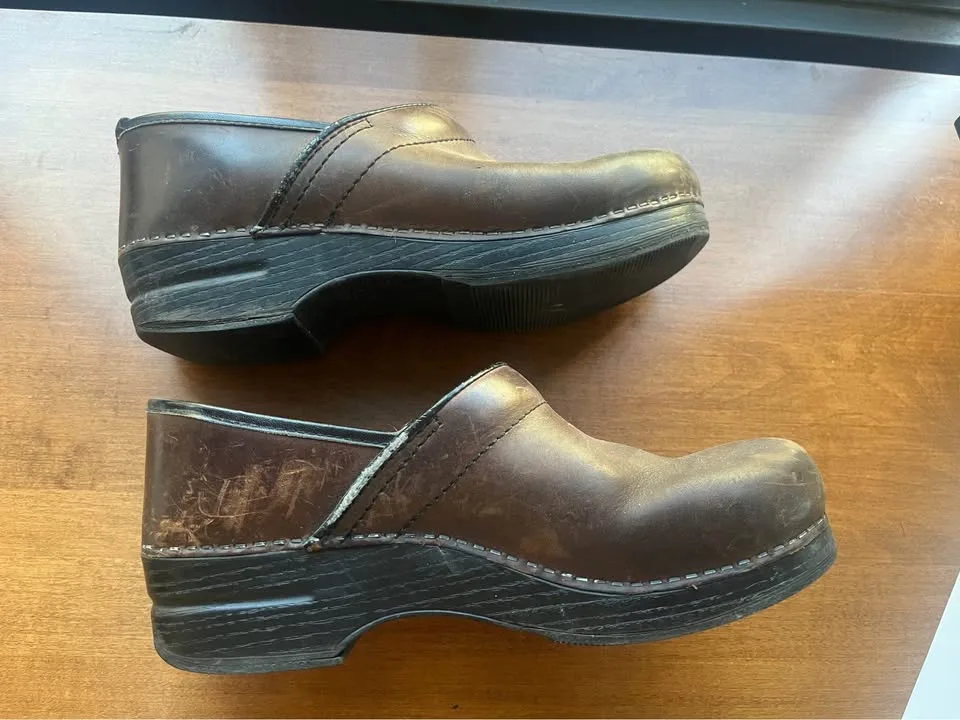 Dansko men’s leather clogs - size 41 image indicator(2)