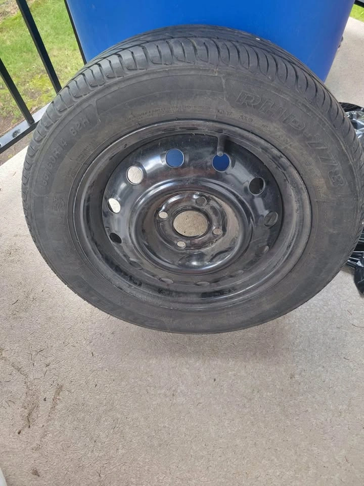 Rovelo RPH-778 Car tire with rims