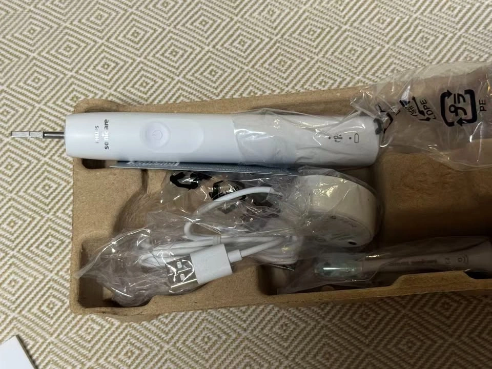 PHILIPS SONICARE 4100 POWER TOOTHBRUSH - photo 4
