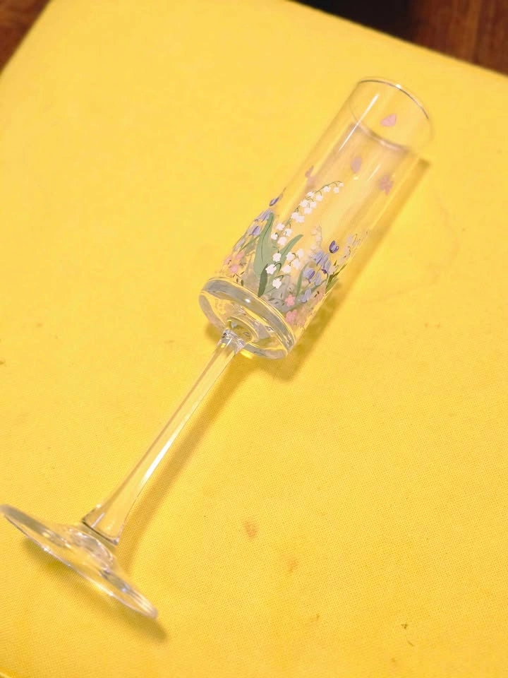 2 Champagne Glasses (New) | Floral and Butterfly Engrave - photo 2
