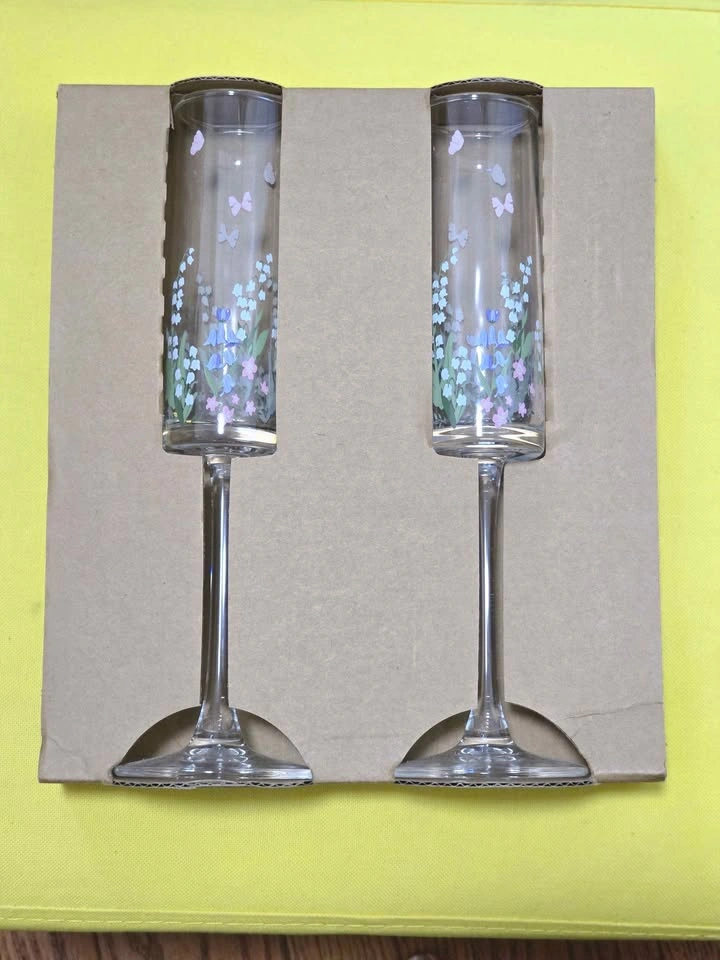 2 Champagne Glasses (New) | Floral and Butterfly Engrave - photo 3
