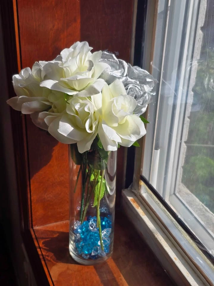 Decorative Flower Arrangement in Glass Vase - photo 2