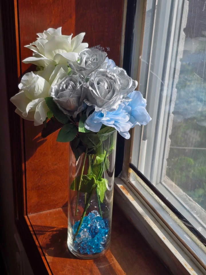 Decorative Flower Arrangement in Glass Vase - photo 3
