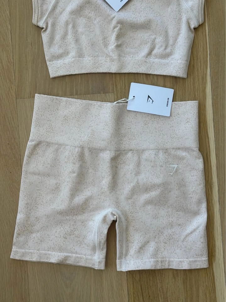 Gymshark Crop Top & Shorts Set BNWT - photo 2