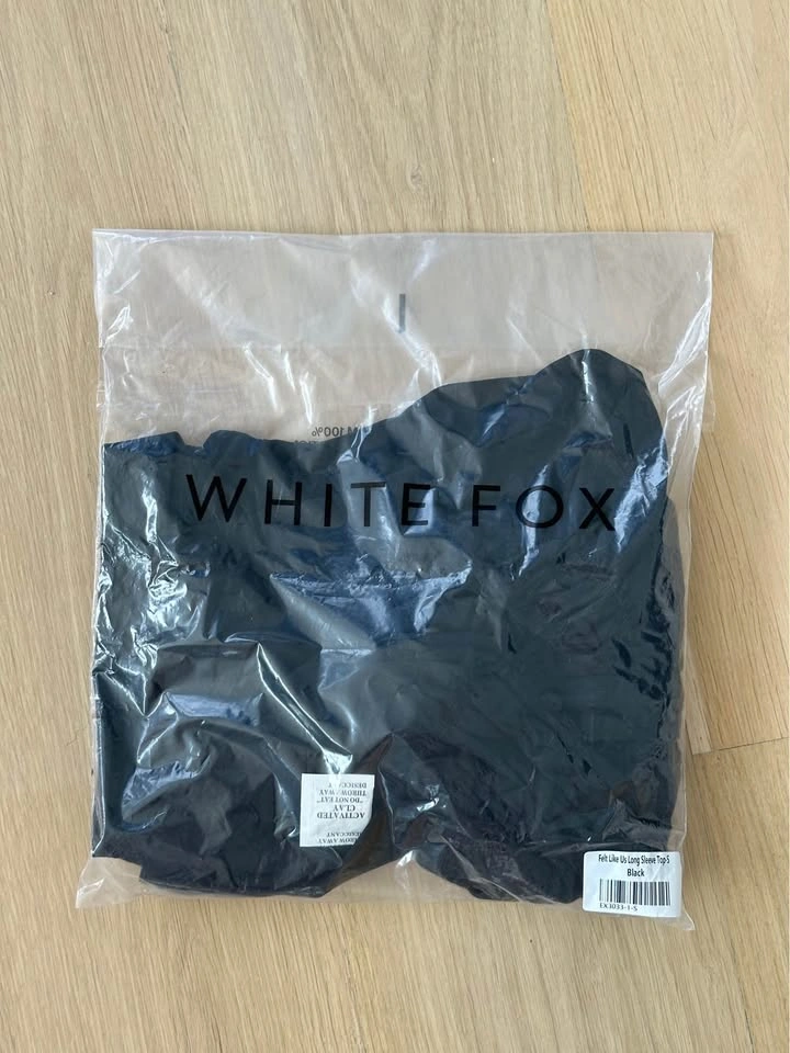 BNWT White fox long sleeve button up top - photo 5