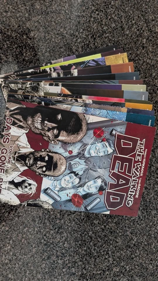 WALKING DEAD COMIC BOOKS - photo 2