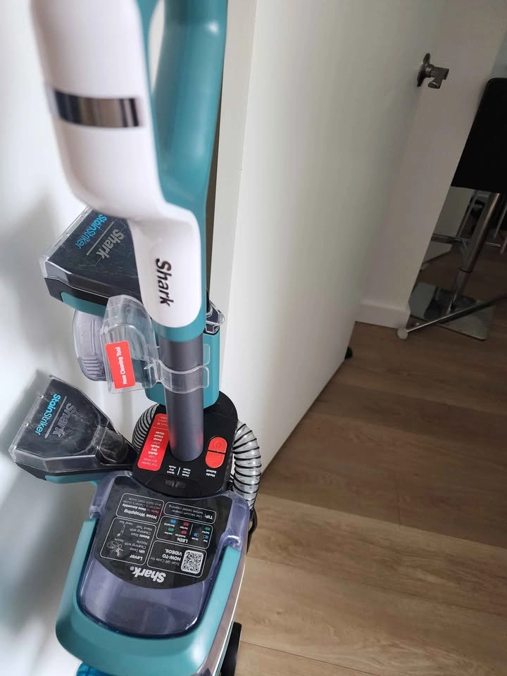Shark carpet vacuum - photo 2
