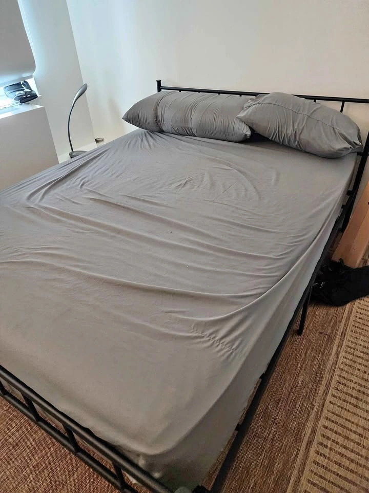 Queen's bed and frame