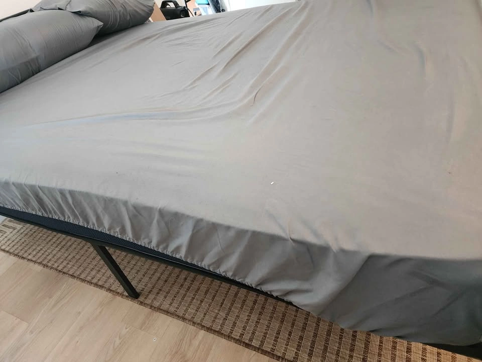 Queen's bed and frame - photo 2