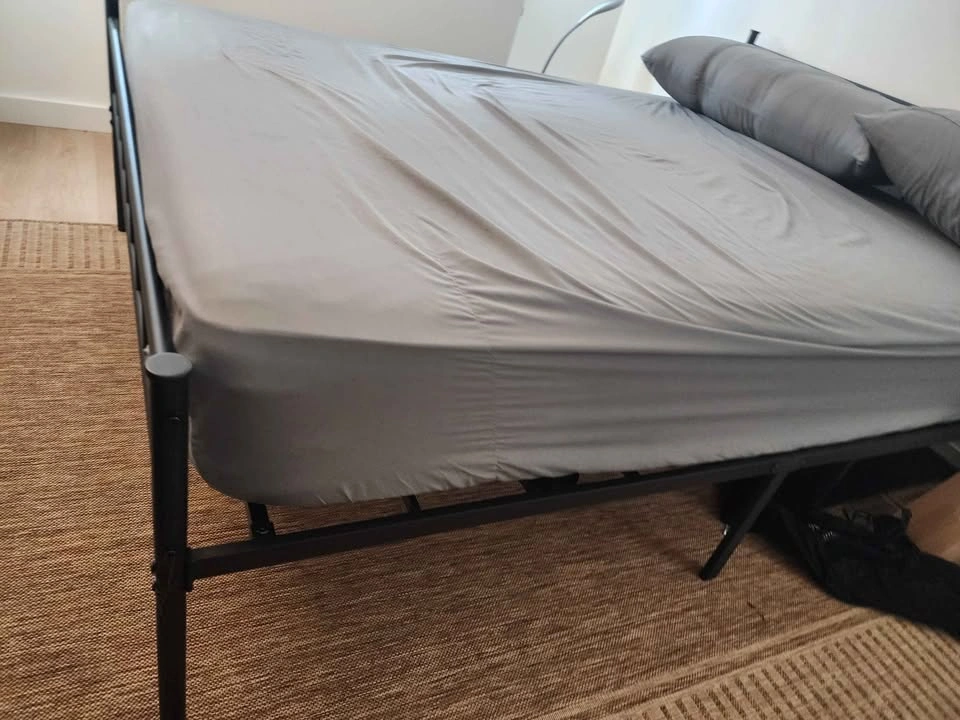 Queen's bed and frame - photo 3