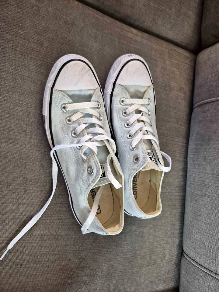 Converse Chuck Taylor low top sneakers womens size 9, Mens size