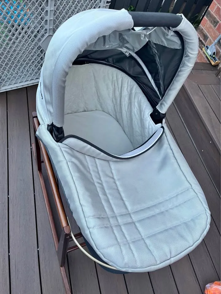 Uppababy Bassinet + Jolly Jumper Rocker Stand thumbnail