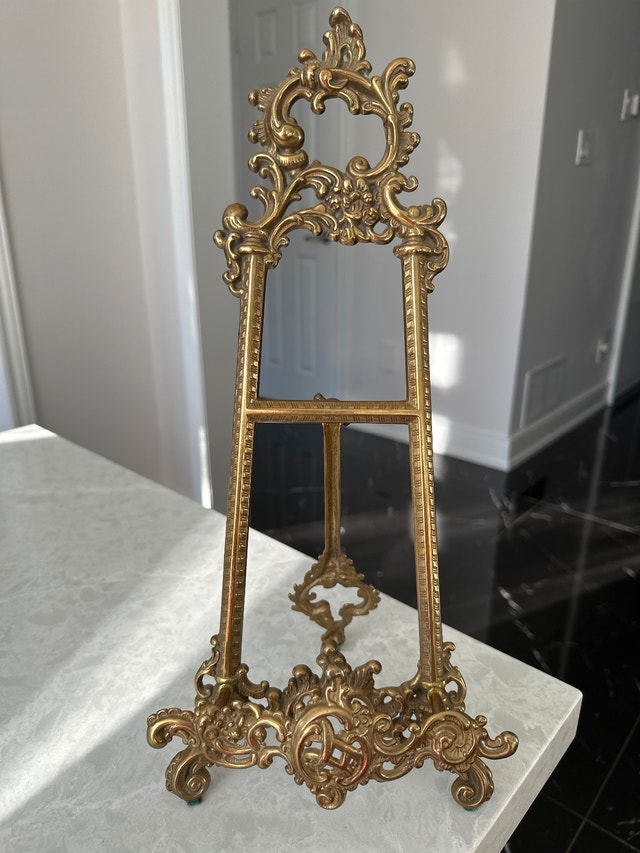 Vintage 15.5” ornate Rococo-style brass display easel stand - photo 2