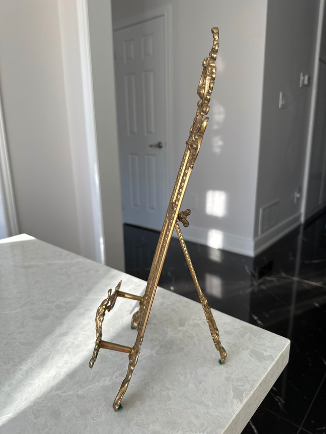 Vintage 15.5” ornate Rococo-style brass display easel stand - photo 3
