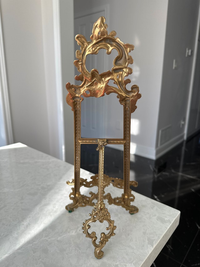 Vintage 15.5” ornate Rococo-style brass display easel stand - photo 4