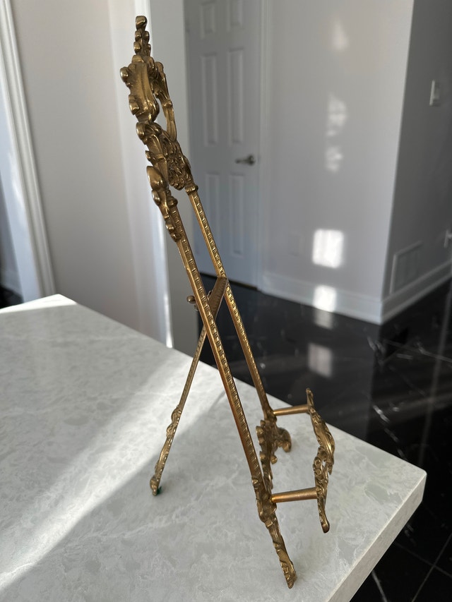 Vintage 15.5” ornate Rococo-style brass display easel stand - photo 5