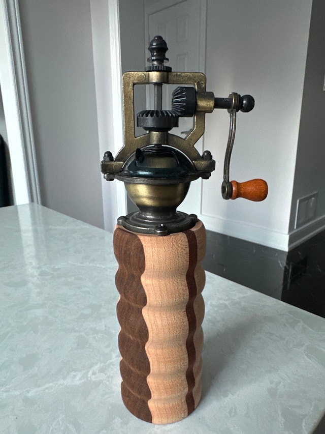 Hand-cranked antique-style pepper or salt mill grinder