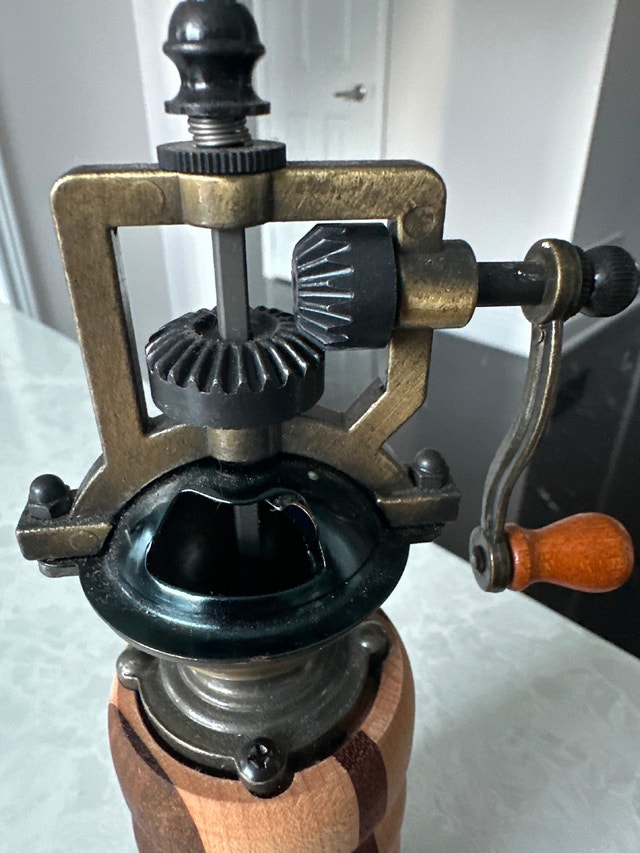 Hand-cranked antique-style pepper or salt mill grinder - photo 2
