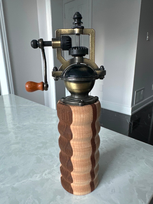 Hand-cranked antique-style pepper or salt mill grinder - photo 3