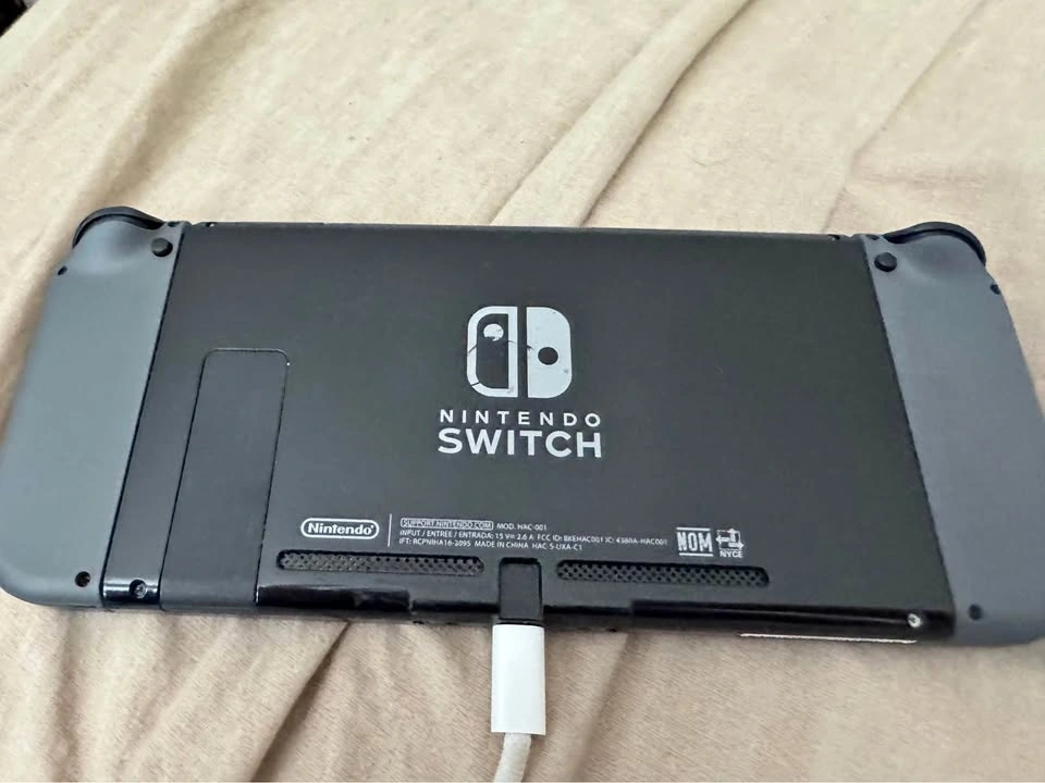 Nintendo Switch V1 HAC-001 Unpatched XAW1 32GB Bundle