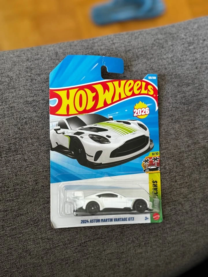Hot Wheels 2024 Aston Martin Vantage GT3 - photo 2