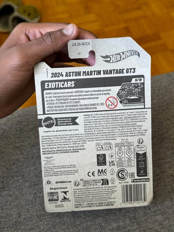 Hot Wheels 2024 Aston Martin Vantage GT3 - photo 3