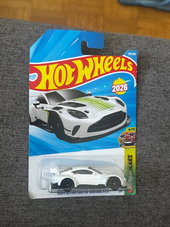 Hot Wheels 2024 Aston Martin Vantage GT3 - photo 4