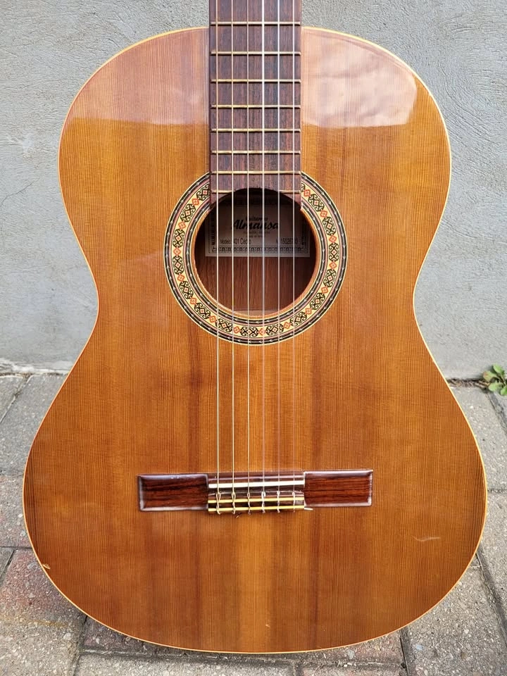 $350 Almansa 401 Classical Guitar – Natural