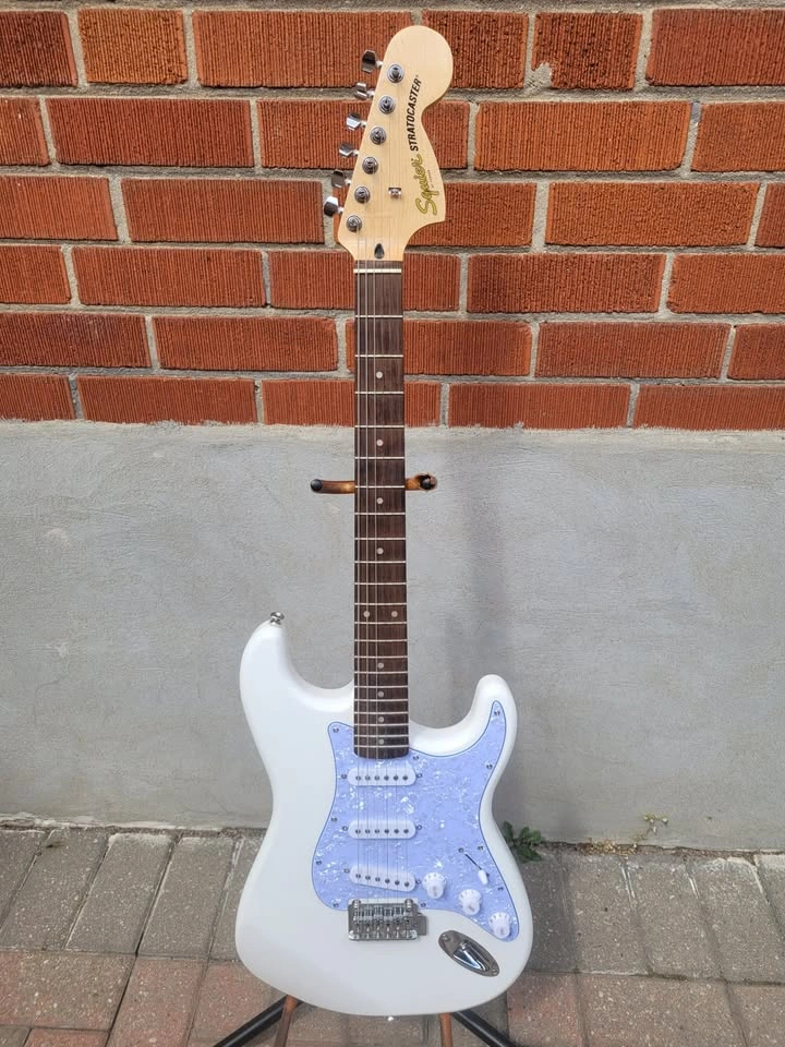 Squier Stratocaster Electric Guitar - Arctic White - photo 2