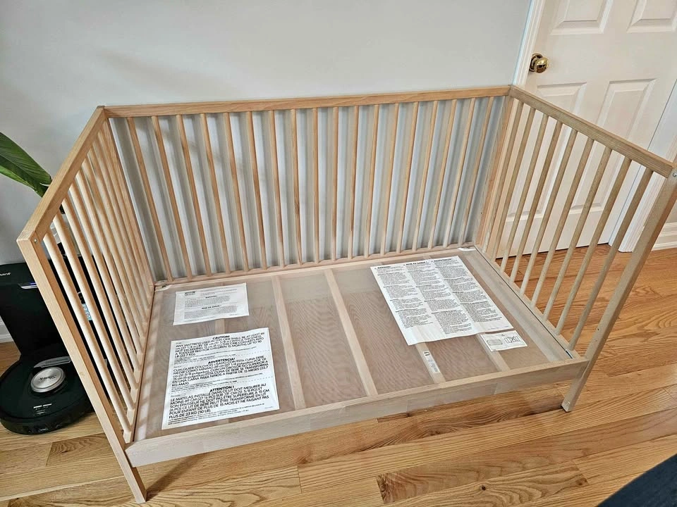 Sniglar Crib / Convertible Toddler Bed with Mattress