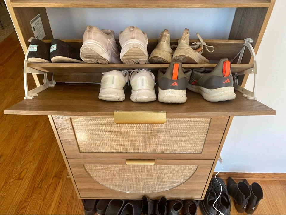 Tall, slender shoe rack