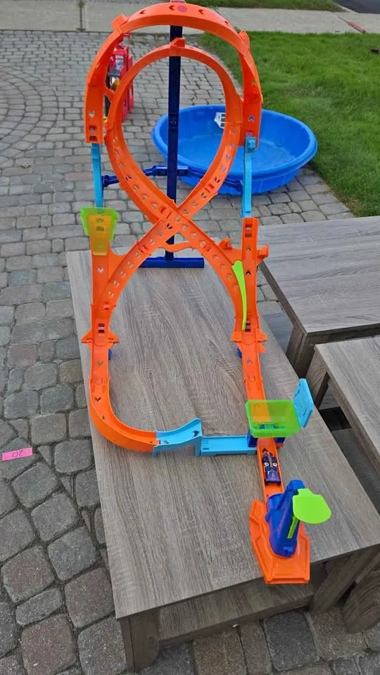 Hot Wheels Loop & Launch Track Set