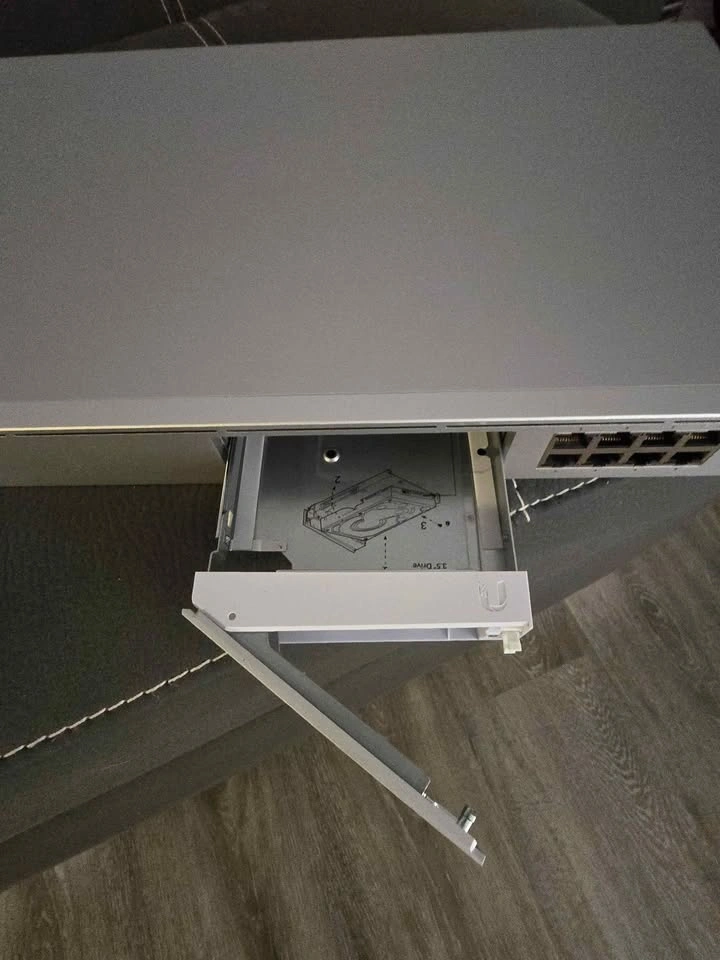 Unifi Dream machine pro router - photo 3