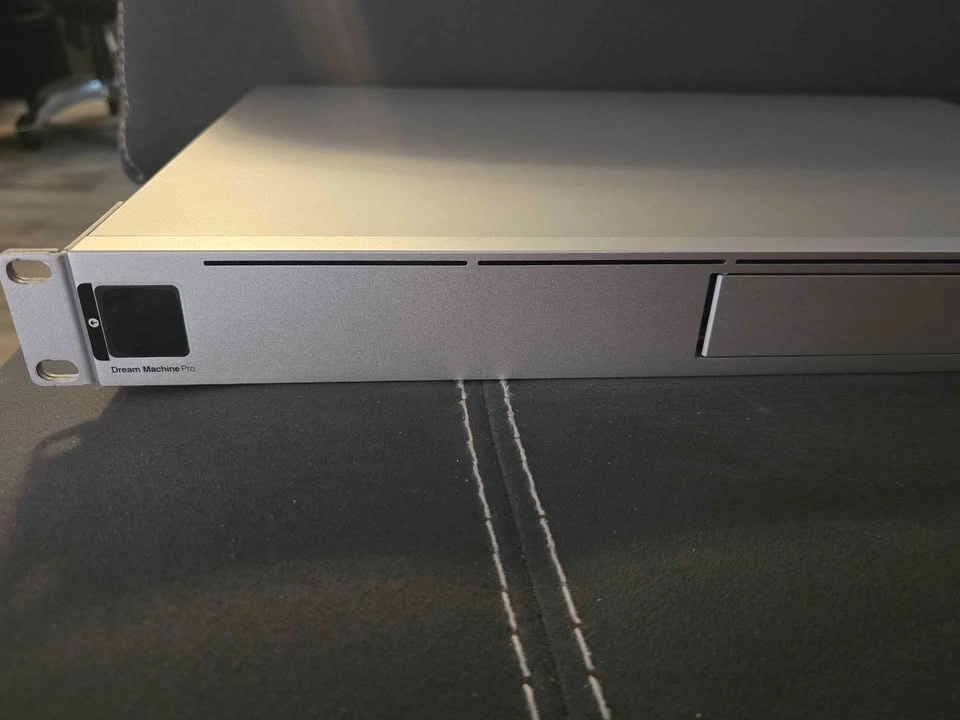 Unifi Dream machine pro router - photo 4
