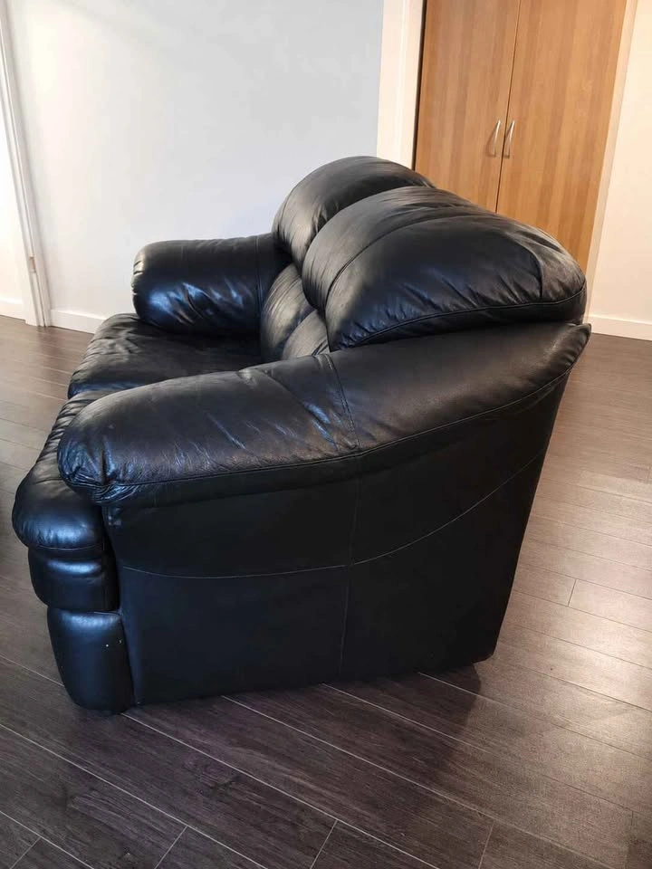 Palliser Black Leather Loveseat – Comfortable 2-Seater - photo 2