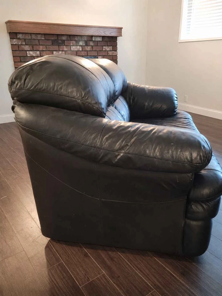 Palliser Black Leather Loveseat – Comfortable 2-Seater - photo 3