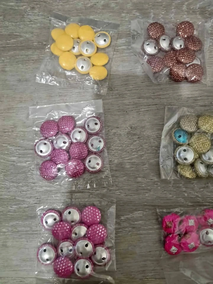 Assorted buttons