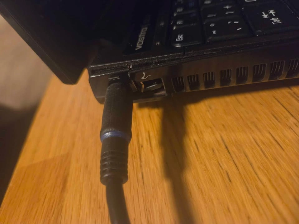 Vostro Dell 1220 Laptop - photo 3