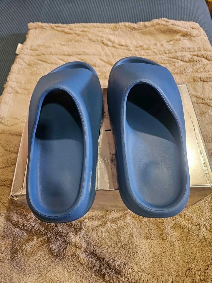 Brand New Yeezy Slides in Azure Blue, Size 9 men / 10 Women - photo 4
